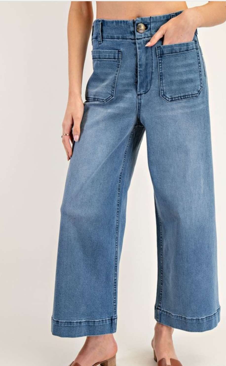 Baggy Wide-Leg Jeans: Spring’s Hottest Trend