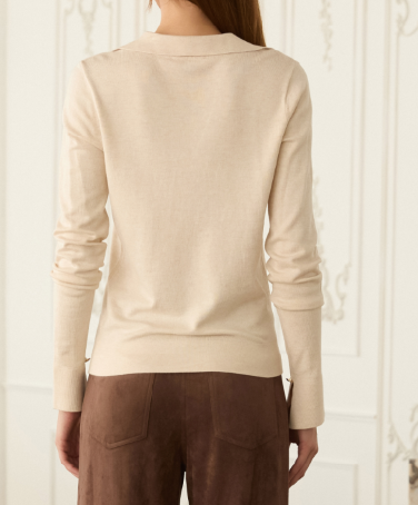 Cream V-neck sweater for women – cozy knit pullover with relaxed fit, perfect for fall and winter layering