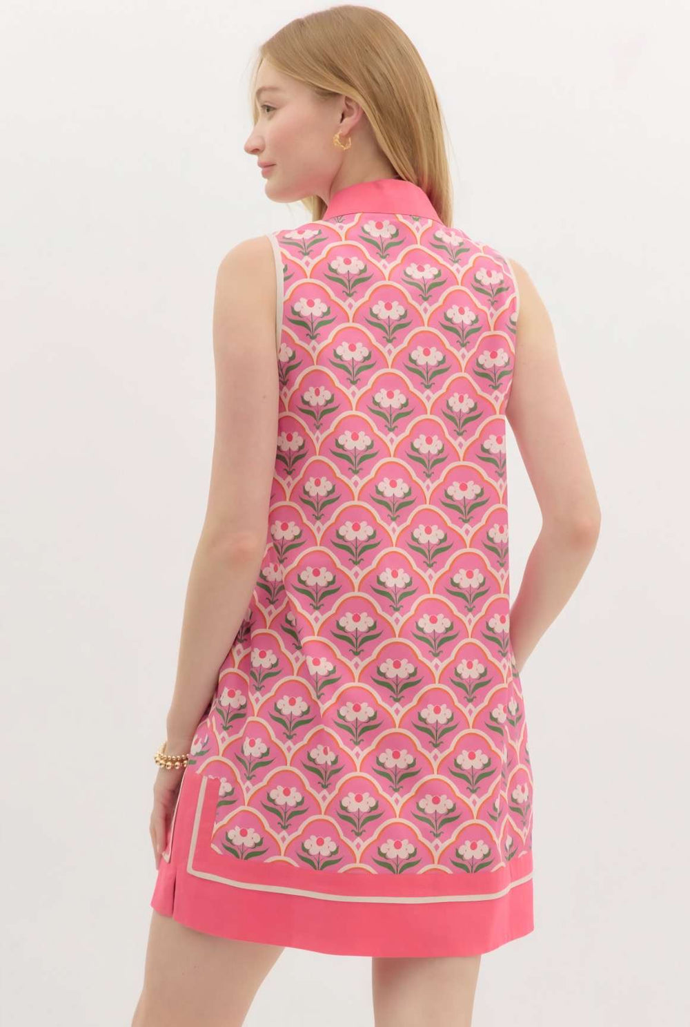 Chic pink mini dress with all-over floral print – perfect for spring and summer