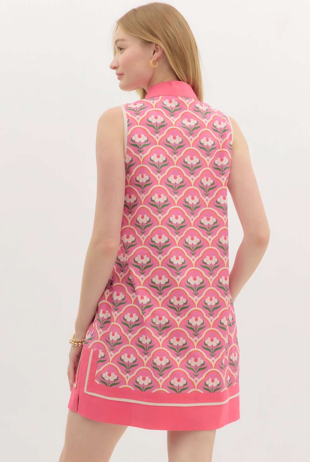 Chic pink mini dress with all-over floral print – perfect for spring and summer