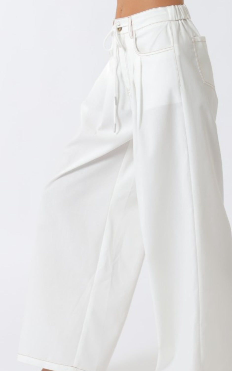 White pleated pants