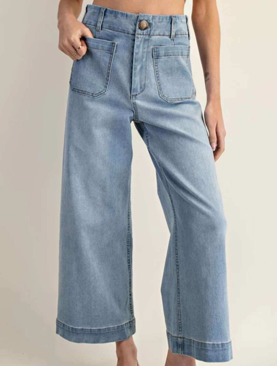 High-waisted wide leg pocket jeans in light wash denim