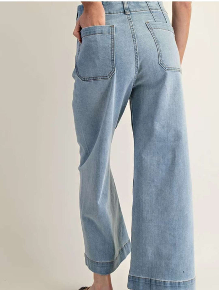 High-waisted wide leg pocket jeans in light wash denim