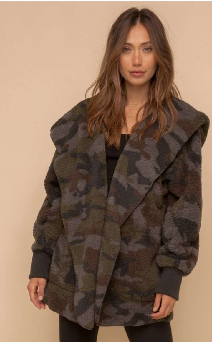 Streetwear-inspired camouflage print Sherpa jacket for fall and winter fashion
