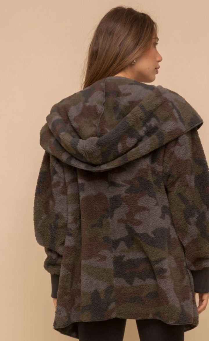 Streetwear-inspired camouflage print Sherpa jacket for fall and winter fashion