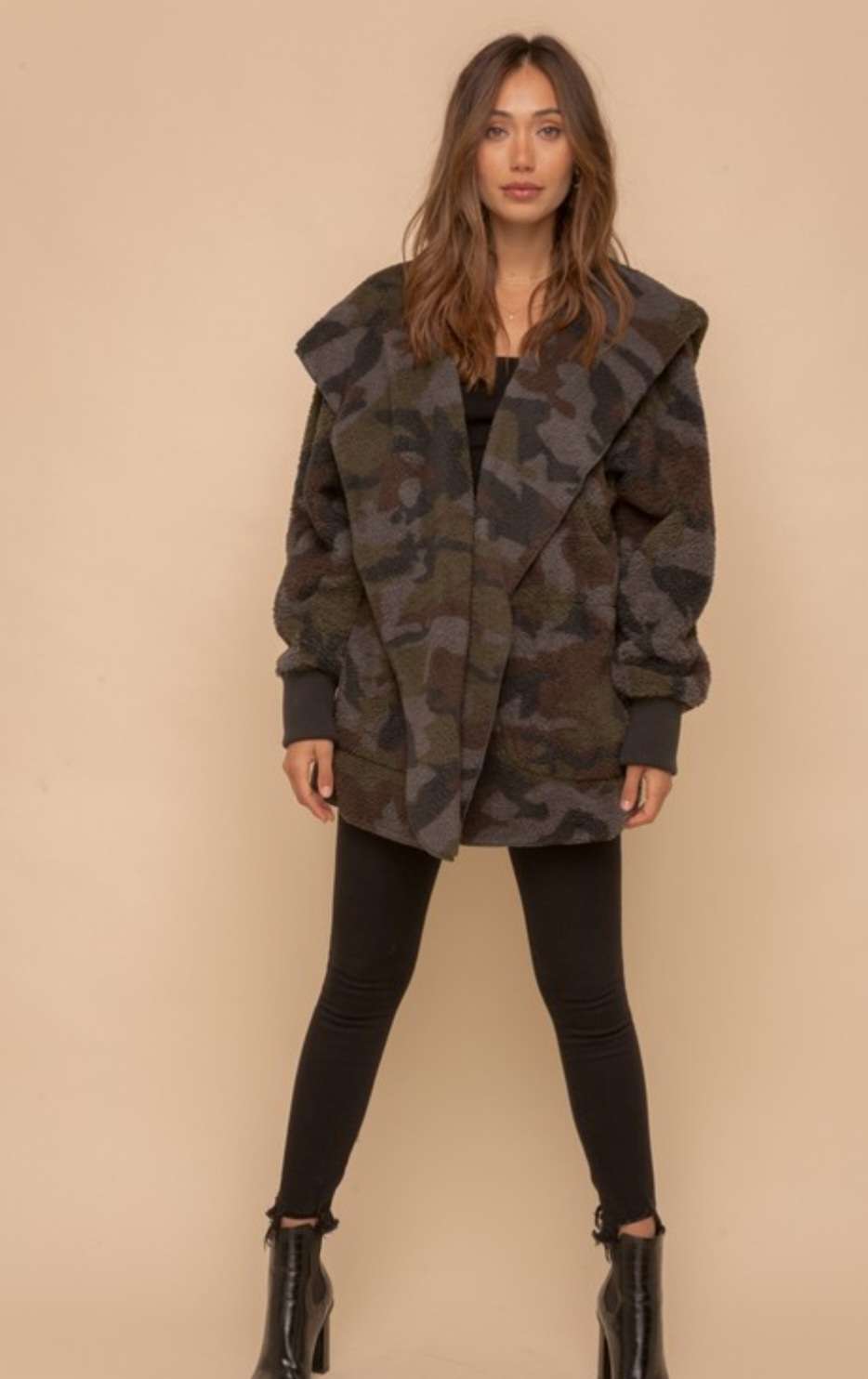 Streetwear-inspired camouflage print Sherpa jacket for fall and winter fashion