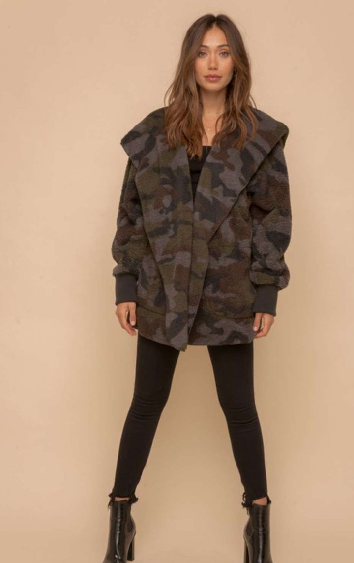 Streetwear-inspired camouflage print Sherpa jacket for fall and winter fashion
