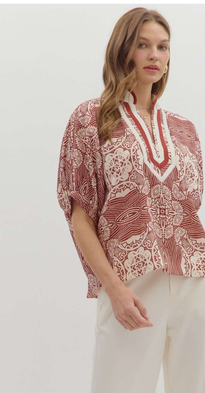 Women's rust print top with short sleeves and relaxed fit