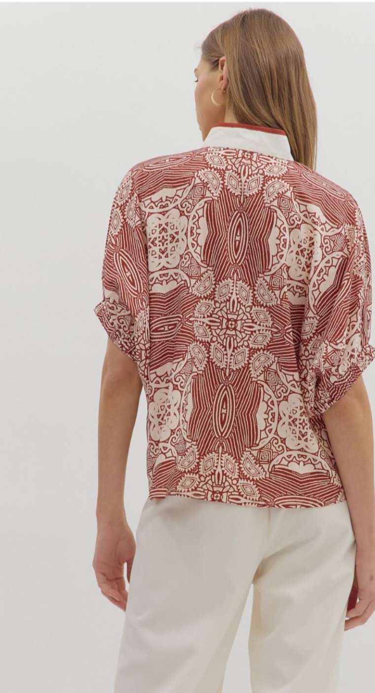 Women's rust print top with short sleeves and relaxed fit