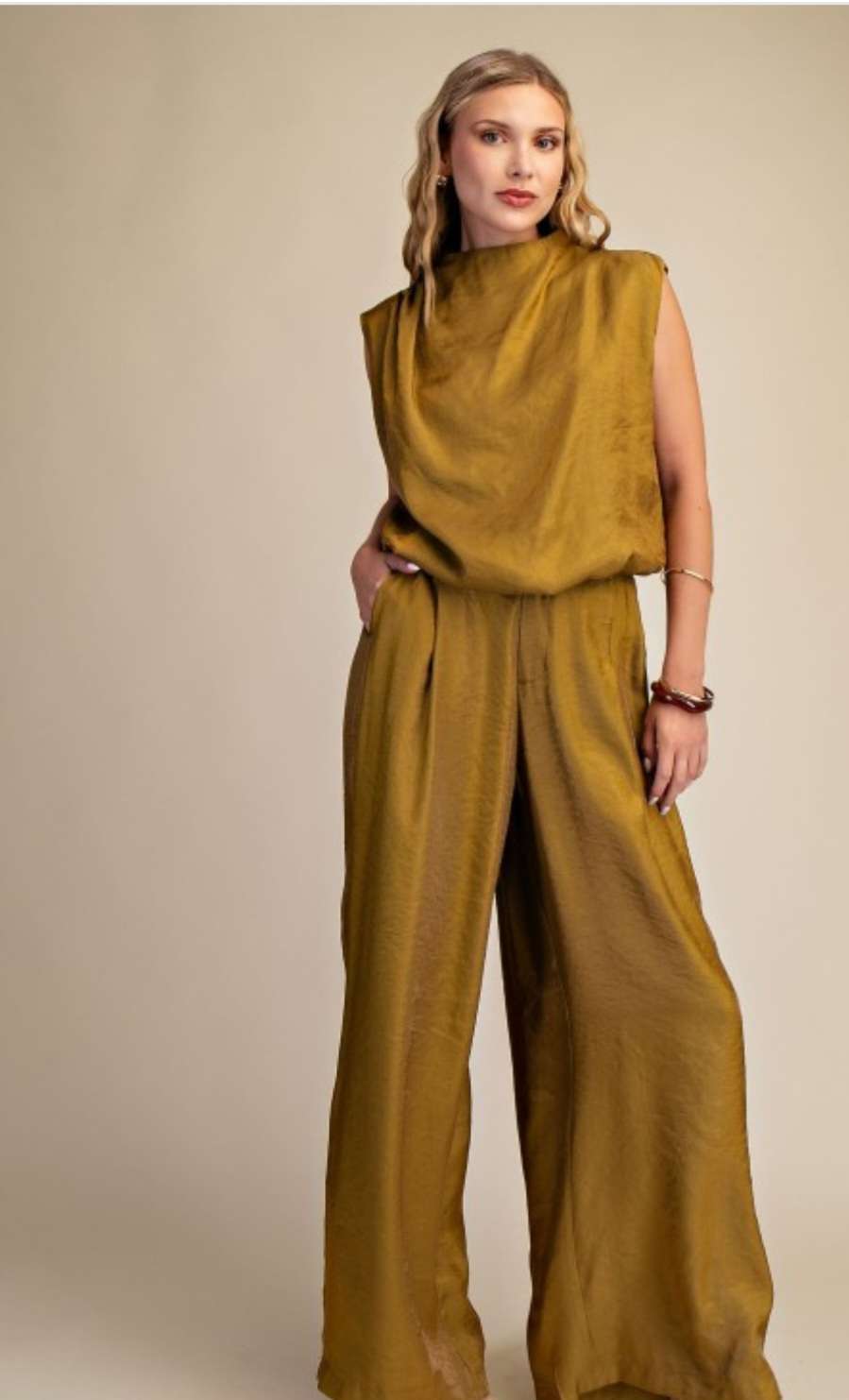 Mustard wide-leg high-rise pants with structured waistband and flowing silhouette – stylish wardrobe staple for modern women