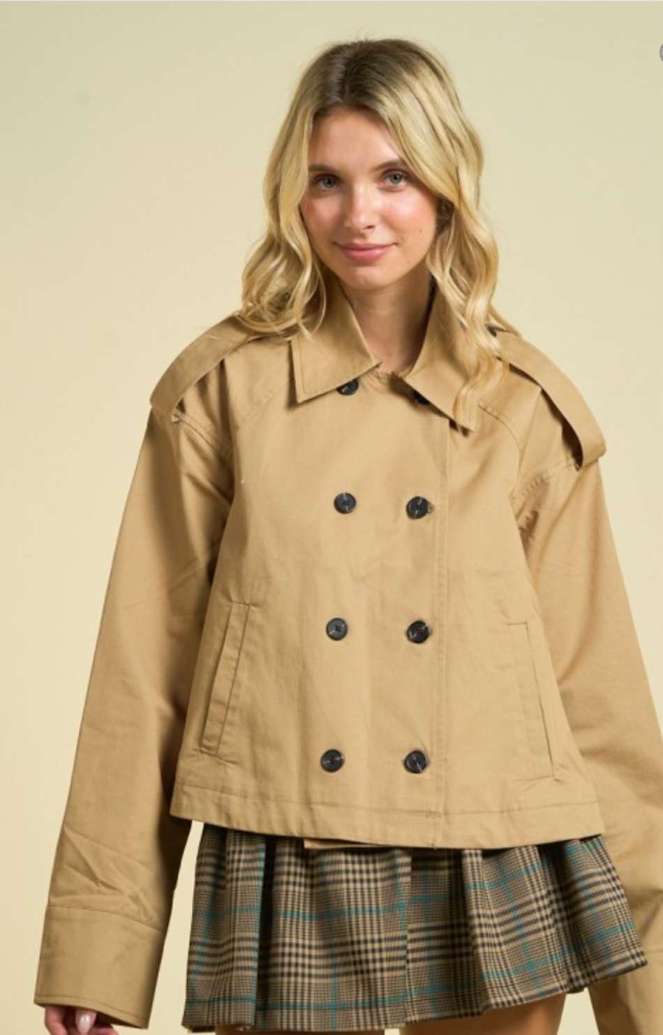 Khaki cropped trench coat with lapel collar and double-breasted buttons – lightweight autumn jacket