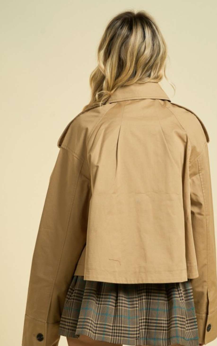Khaki cropped trench coat with lapel collar and double-breasted buttons – lightweight autumn jacket