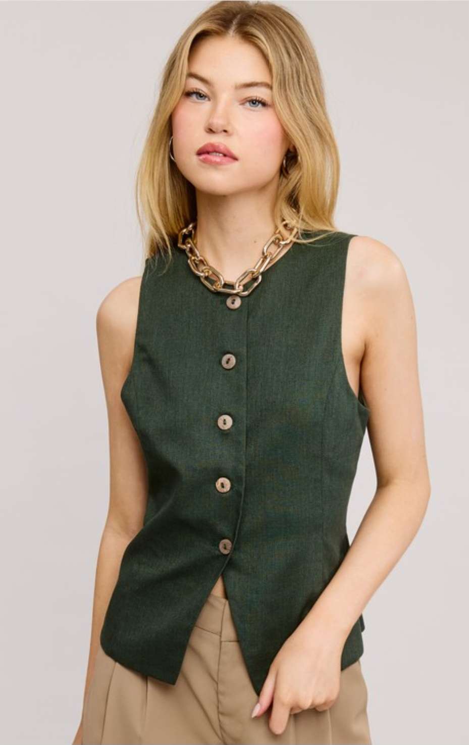 Sleeveless women's linen vest with tailored fit and breathable fabric