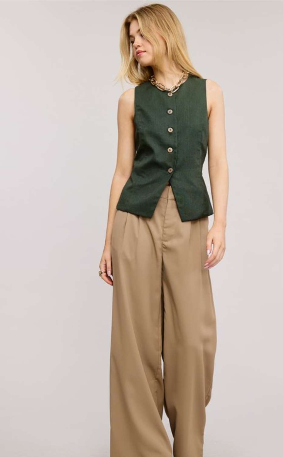 Sleeveless women's linen vest with tailored fit and breathable fabric