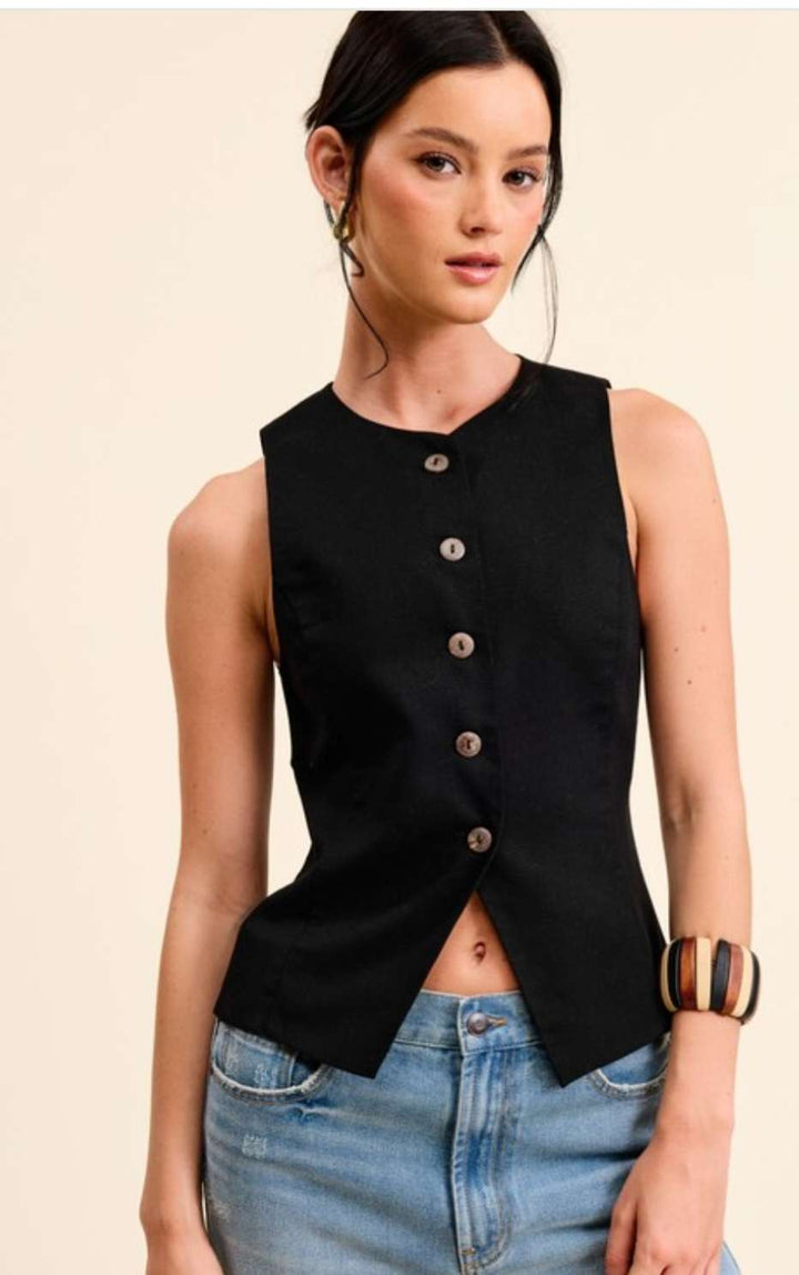 Sleeveless women's linen vest with tailored fit and breathable fabric