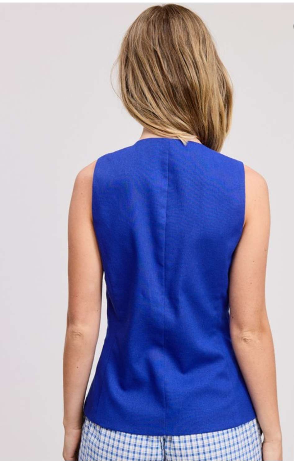 Sleeveless women's linen vest with tailored fit and breathable fabric