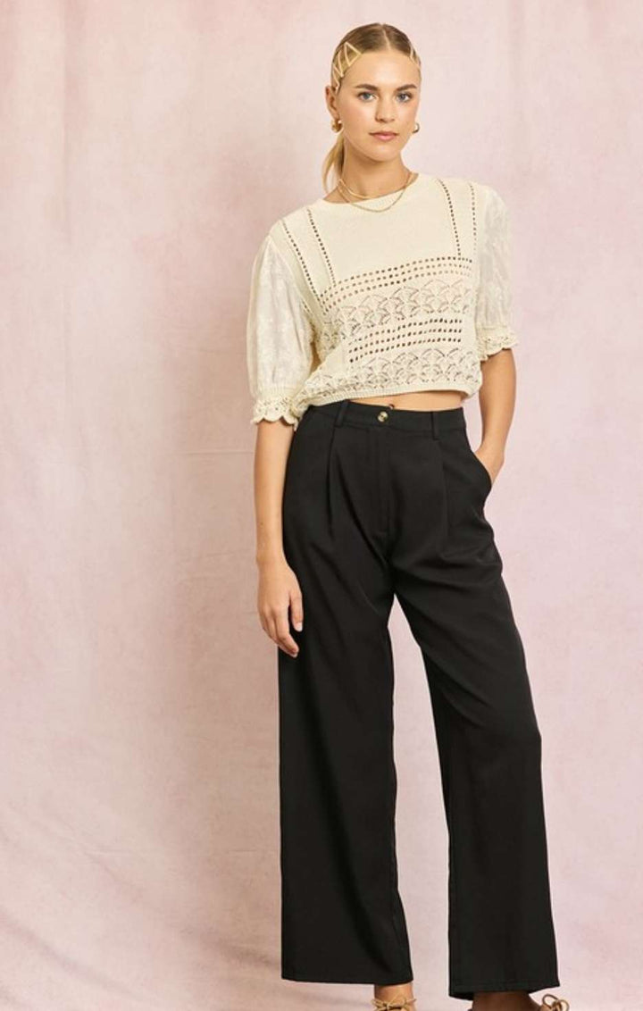 Women’s black wide leg pants – high-waisted trousers with a relaxed, flowing fit for casual or office wear.
