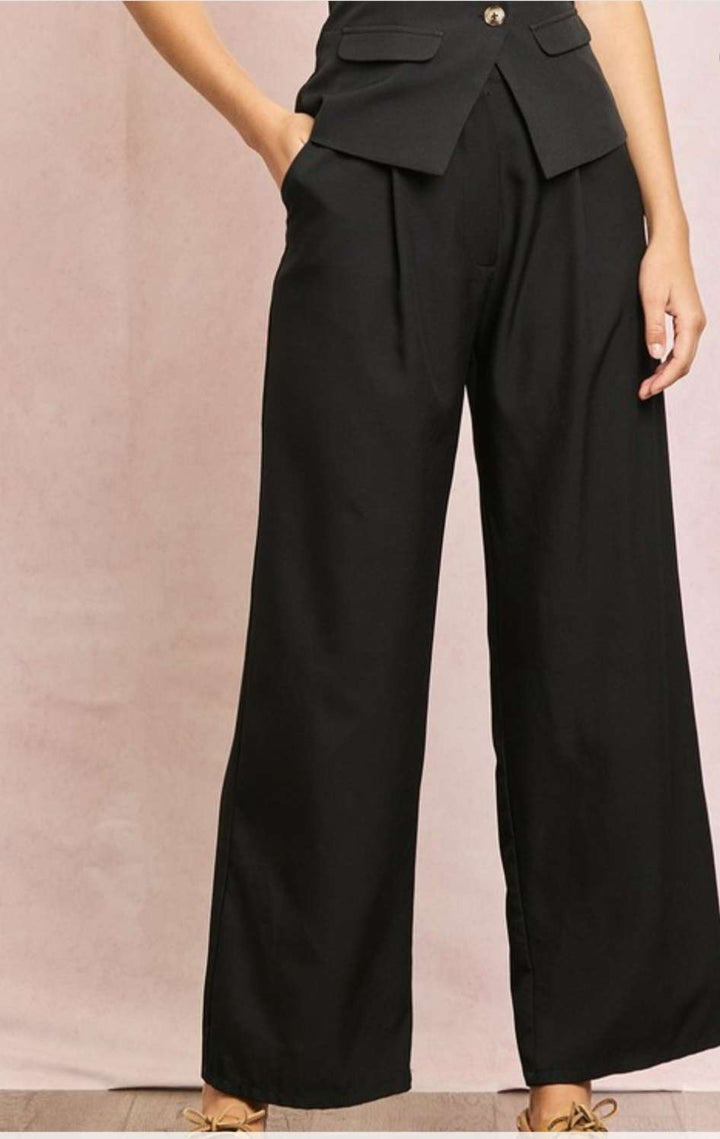 Women’s black wide leg pants – high-waisted trousers with a relaxed, flowing fit for casual or office wear.