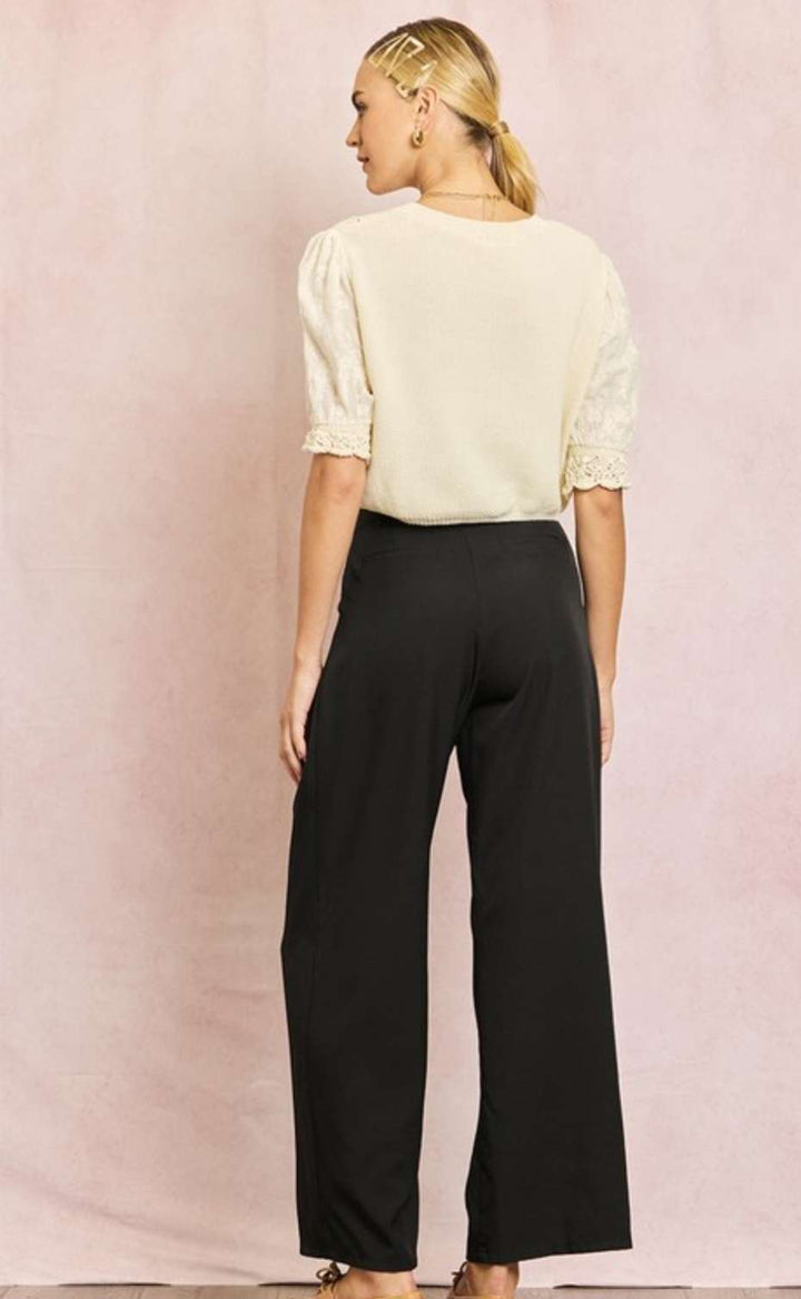 Women’s black wide leg pants – high-waisted trousers with a relaxed, flowing fit for casual or office wear.