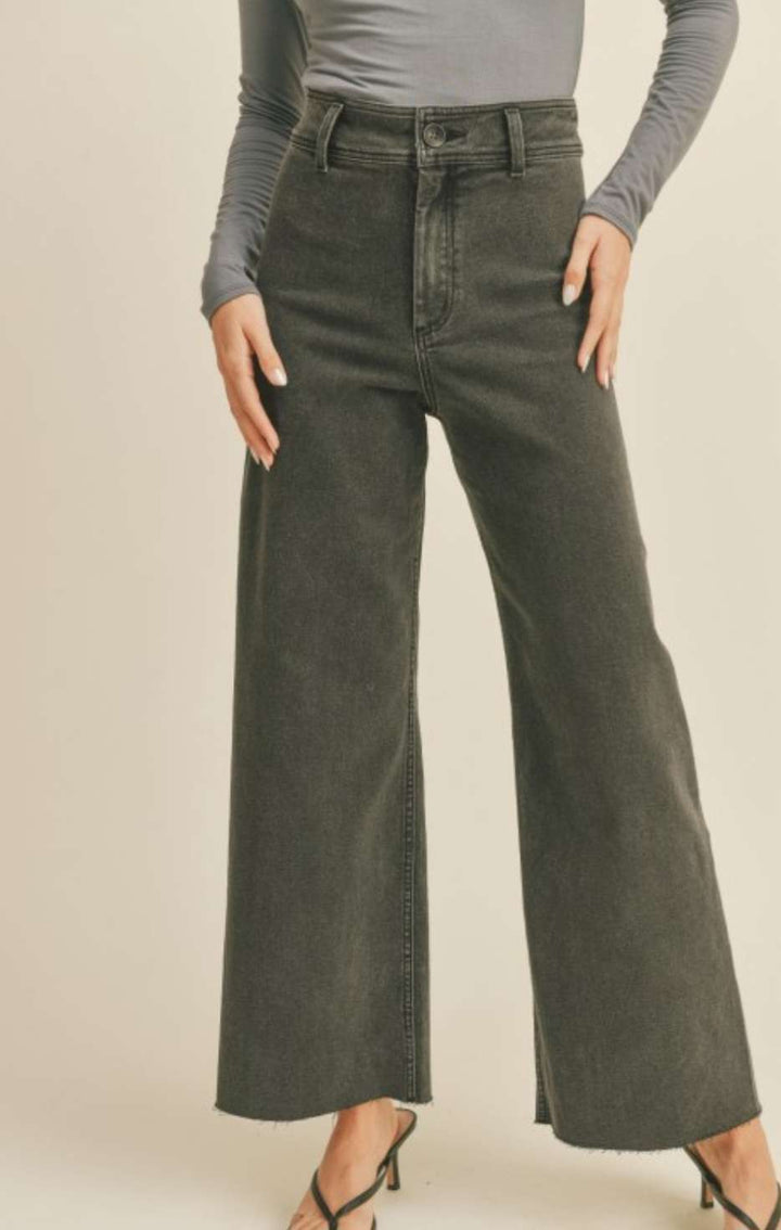 High-waisted washed black wide leg jeans for women – trendy relaxed denim pants for everyday wear